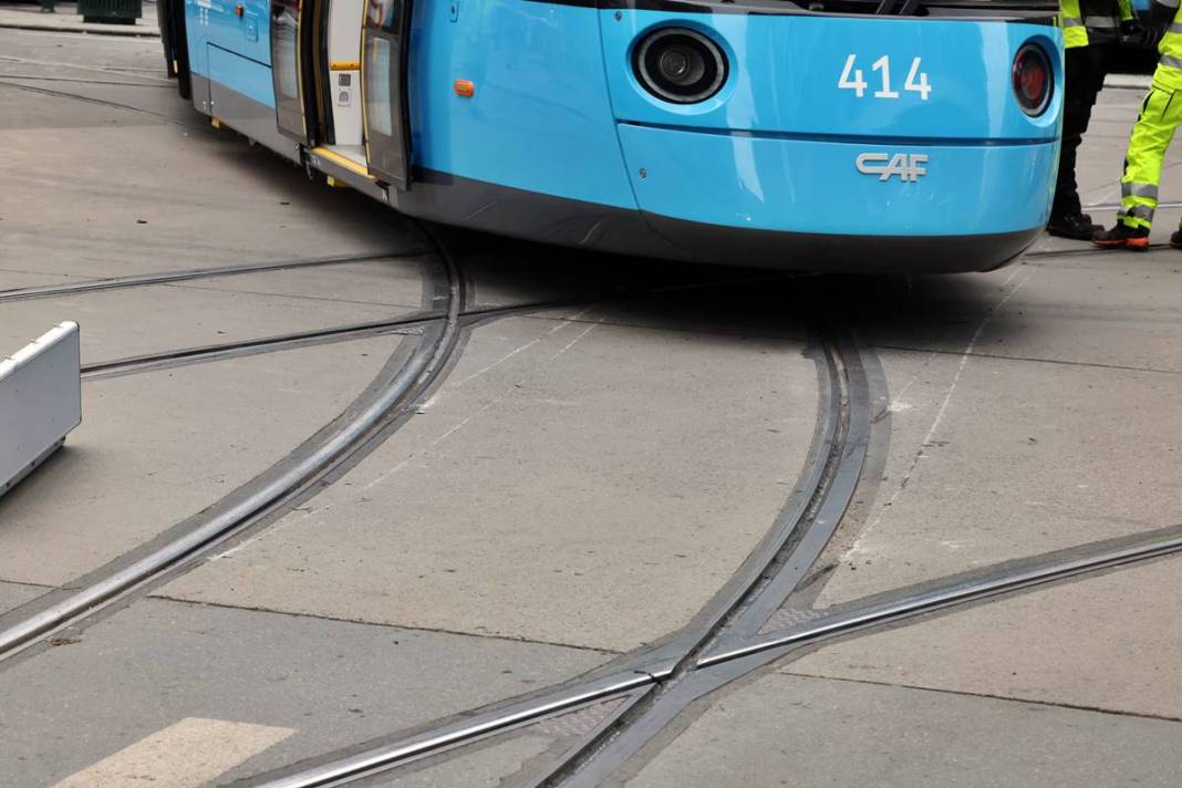 Raydan çıkan tramvay Apple Store'a girdi! Film sahnelerini aratmayan kareler 5